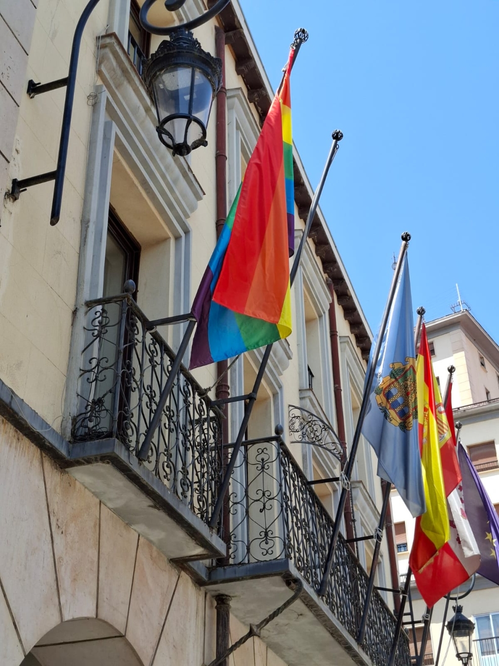 De nuevo la bandera LGTBIQ+ vuelve a ondear en el Ayuntamiento