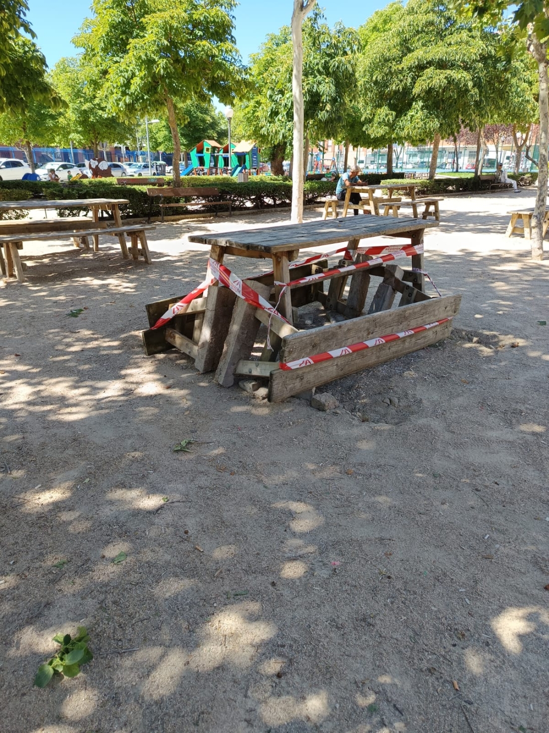 ACTOS VANDÁLICOS EN LA GLORIETA DE ROSALES