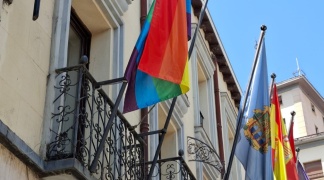 De nuevo la bandera LGTBIQ+ vuelve a ondear en el Ayuntamiento